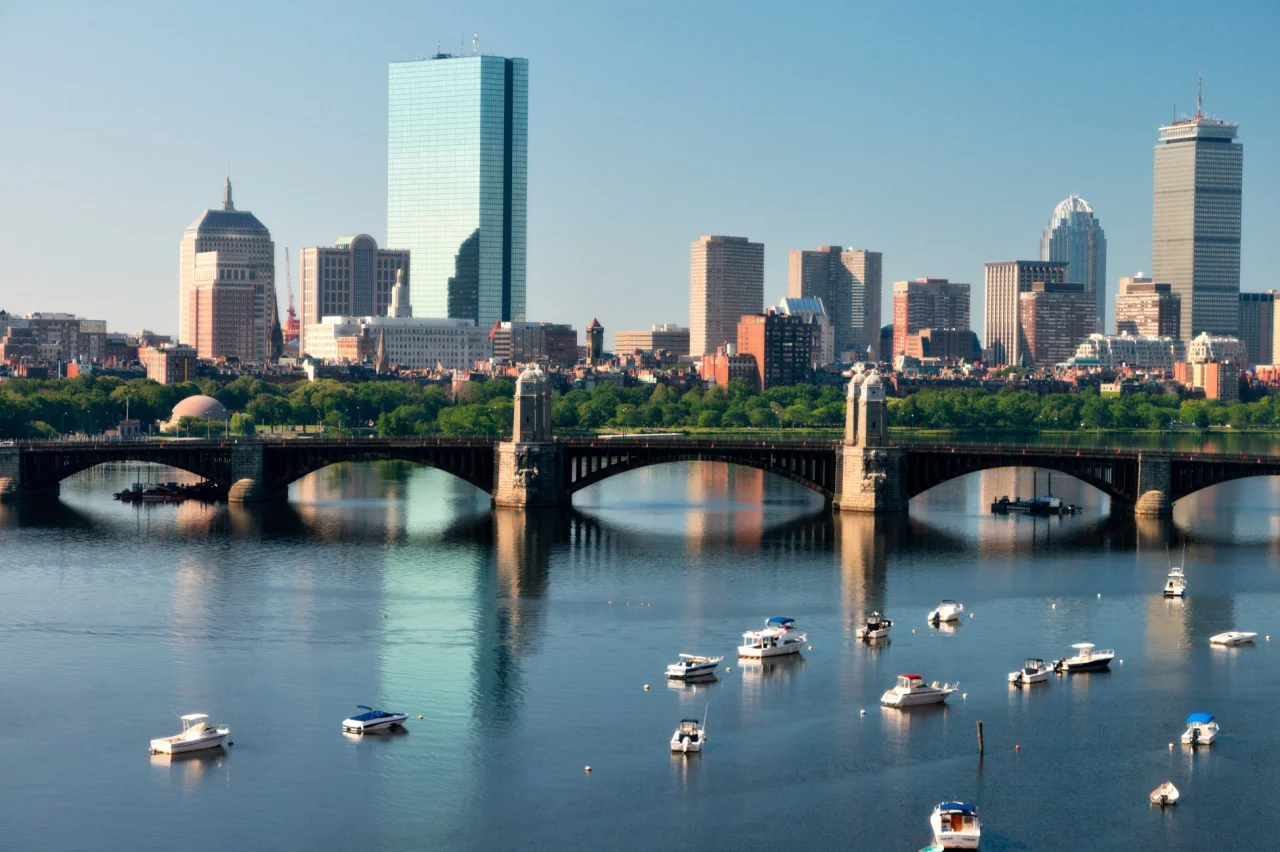 Lo skyline di Back Bay, Boston, visto dal Charles River
